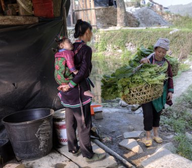 Kız bebek sırtında, ile bir araya geldi boyunduruğu taşıyan kadın.