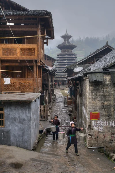 Kínai falu Dong etnikai kisebbség, a két nő és a dob-torony. — Stock Fotó