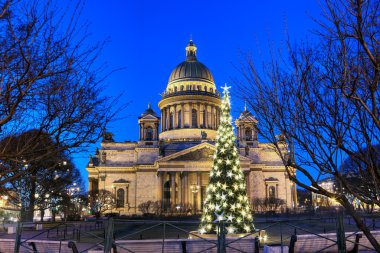 Gece ışıkları St. Isaac'ın katedral önünde Noel ağacının.