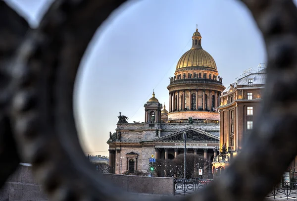 Vue du soir sur la cathédrale Saint-Isaac à Saint-Pétersbourg, Russie . — Photo