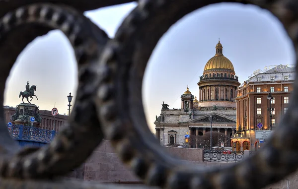 Vista noturna da Praça de São Isaac em São Petersburgo, Rússia . — Fotografia de Stock