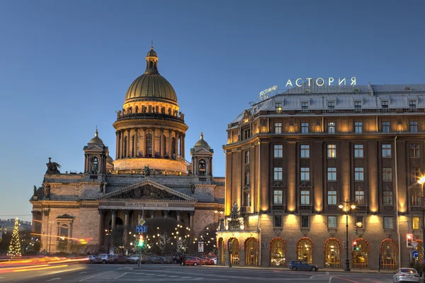 Avond uitzicht op St. Isaac's Cathedral in Sint-Petersburg, Rusland. — Stockfoto
