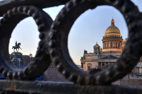 HHistoric monuments in St. Isaac's Square in Saint Petersburg, Russia. — Stock Photo, Image