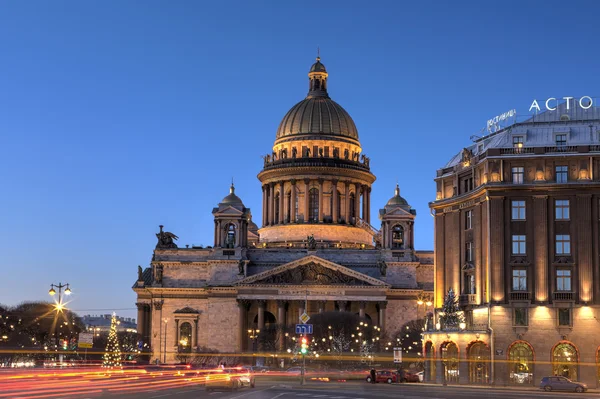 Noite Catedral de São Isaac em decorações de Natal, São Petersburgo, Rússia . — Fotografia de Stock