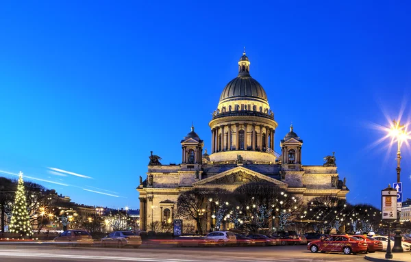 Nacht uitzicht op st. isaac's kathedraal in st. petersburg, Rusland. — Stockfoto