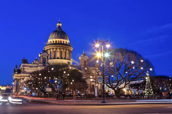 Vista nocturna Decoración pre-navideña de la Plaza de San Isaac en San Petersburgo . — Foto de Stock