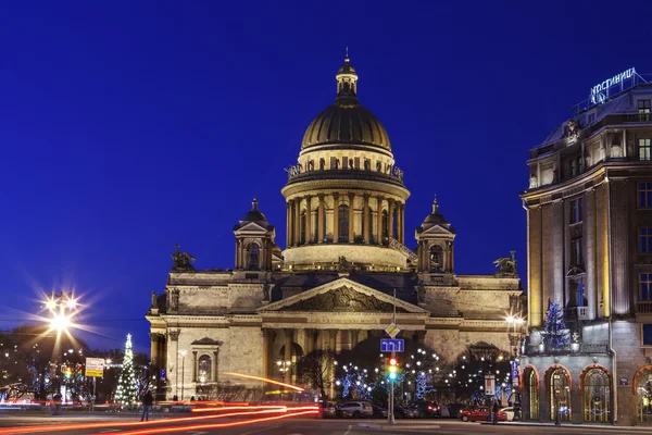 Szent Izsák székesegyház Szentpétervár: éjszakai megvilágítás, város Prenew. — Stock Fotó