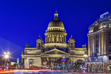 Saint Isaac Katedrali St Petersburg, gece Noel tatili sırasında.