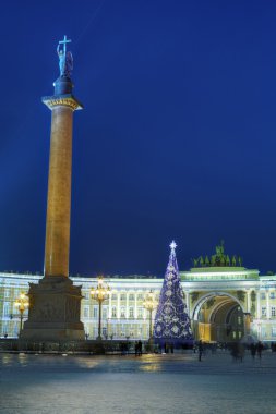 Saint Petersburg, Rusya Federasyonu, gece Palace Square Noel ağacına.