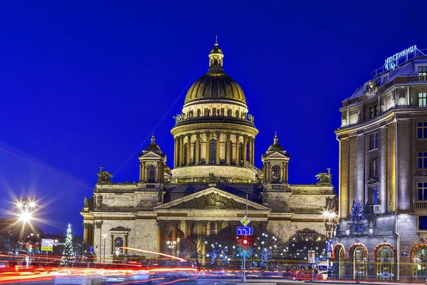 Saint isaac catedral São Petersburgo, à noite, durante as férias de Natal . — Fotografia de Stock