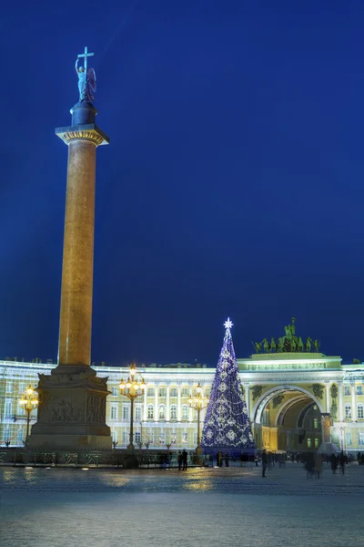 Kerstboom op Palace Square in Sint-Petersburg, Rusland, nacht. — Stockfoto