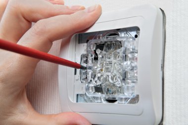 Bir ışık anahtarı duvar tabağı, yakın çekim yükleme.