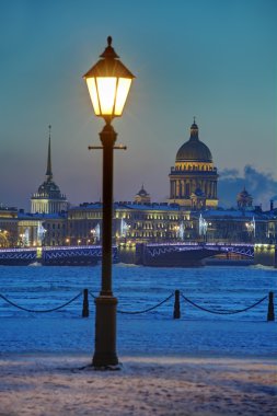 Sokak ışık setin Neva nehir, kış akşam, Saint-Petersburg, Rusya Federasyonu.