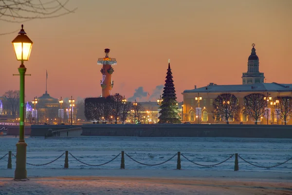 Vasilyevsky sziget-Szentpétervár, Oroszország naplemente a téli, újévi dekoráció. — Stock Fotó