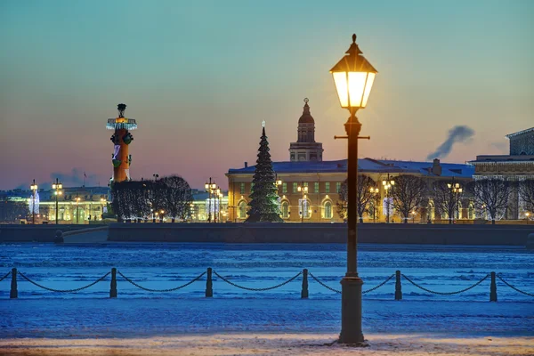 Weihnachtsdekoration von St. Petersburg, Russland, Winterabend, Birzhevaya Platz. — Stockfoto