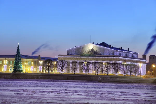 Karácsonyi dísz régi tőzsde épület, Saint-Petersburg, Oroszország, téli este. — Stock Fotó