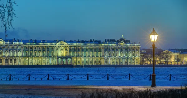 Épület Hermitage Museum of Saint Petersburg, Oroszország téli este. — Stock Fotó