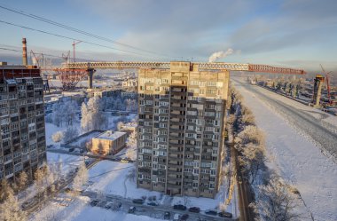 Apartmanlar, Saint-Petersburg, Rusya Federasyonu köprüden iki düzeyli yol inşaatı.