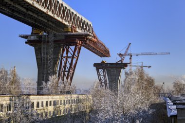 İnşaat Üstgeçit üstyapı yolu köprüsü üzerinde konut, Rusya Federasyonu.