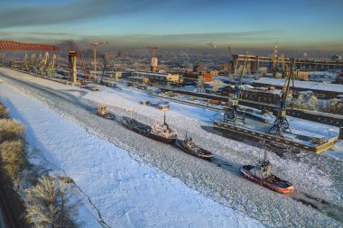 Buz kaplı deniz hava görünümü kanal kargo port Saint Petersburg.