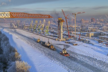 Üstten Görünüm icebound deniz kanal, ticari liman Saint-Petersburg, Rusya Federasyonu.