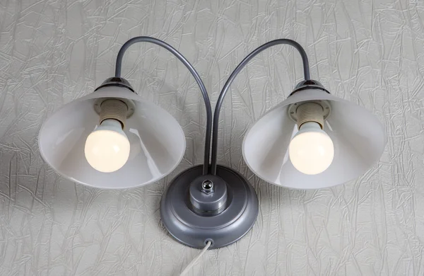 Luminaire double paroi en verre moulu avec deux lampes LED . — Photo