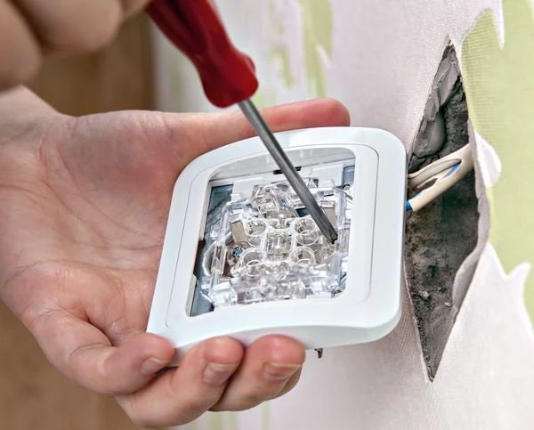 Reparatie van huis bedrading, het installeren van een nieuwe lichtschakelaar, close-up. — Stockfoto