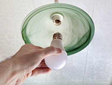 Tavan ışık, lamba tutan el LED ampul yükleme.