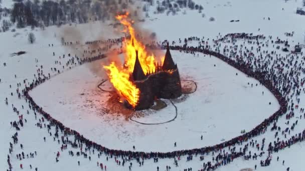 People Watch Castle Shape Wooden Construction Burning Part Celebrations Maslenitsa — Stock Video