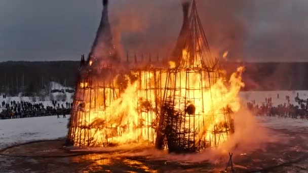 People Watch Castle Shape Wooden Construction Burning Part Celebrations Maslenitsa — Stock Video