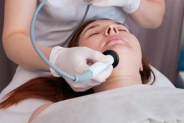 温泉疗程中美容师接待处的妇女 无线电频率程序非手术面部皮肤年轻化热释法 激光美容疗法 图库照片