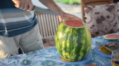Adam olgun karpuz masada yeşil keser