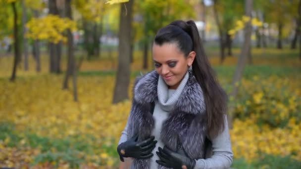 fille dans le parc d'automne