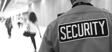 Alışveriş merkezinde insanlar güvende.