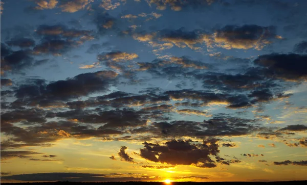 Rays Setting Sun Illuminate Clouds — Stock Photo, Image