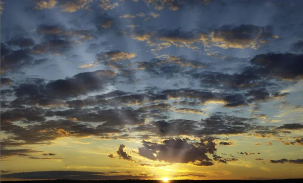 Rays Setting Sun Illuminate Clouds — Stock Photo, Image