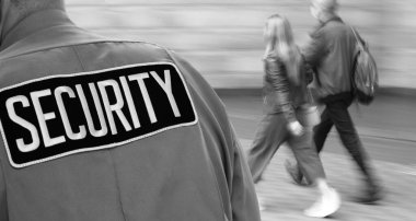 Güvenlik temsilcisi yayaları sokakta izliyor