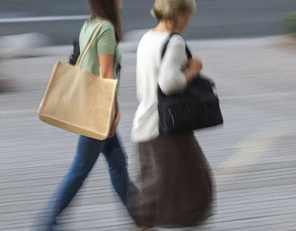 Bewegungsunschärfe Die Frau Geht Mit Der Tasche — Stockfoto