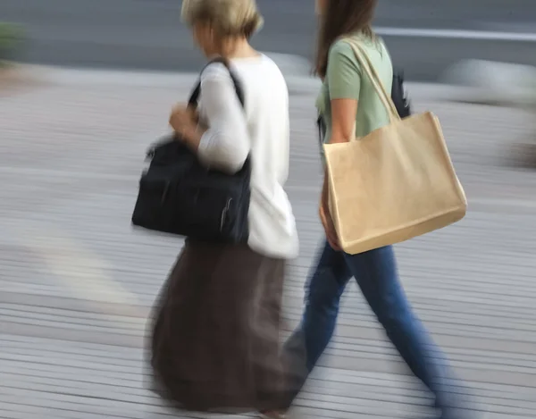 Bewegungsunschärfe Die Frau Geht Mit Der Tasche Nach Rechts — Stockfoto