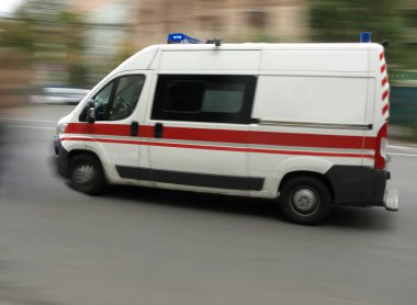 Caddeden bir ambulans geçiyor.