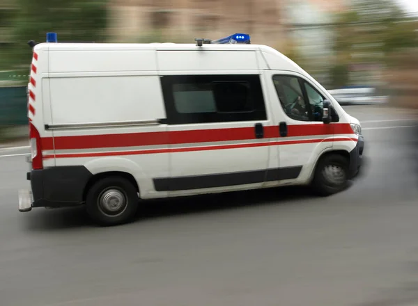 Una Ambulancia Está Conduciendo Por Calle — Foto de Stock