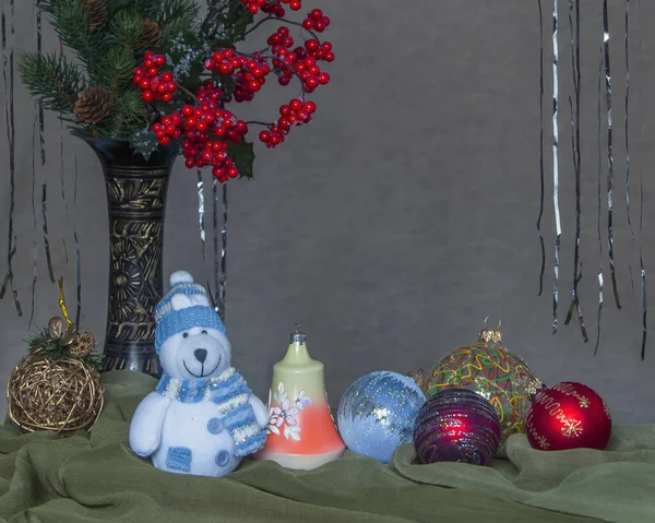 Weihnachtsspielzeug Zweig Rote Beeren Auf Grauem Hintergrund — Stockfoto