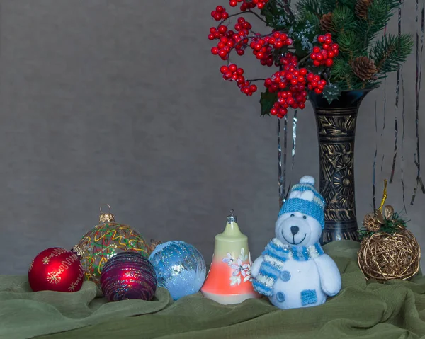 Weihnachtsspielzeug Zweig Rote Beeren Auf Grauem Hintergrund — Stockfoto