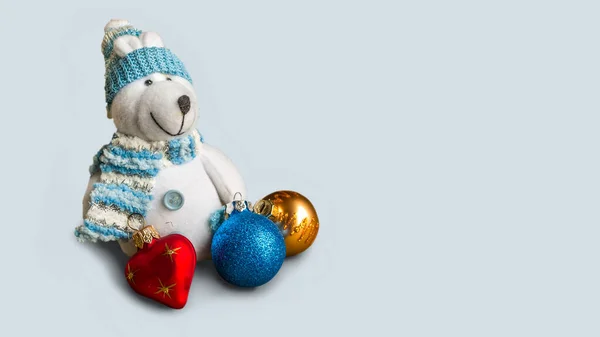 Weihnachtskomposition Aus Teddybär Und Christbaumschmuck — Stockfoto