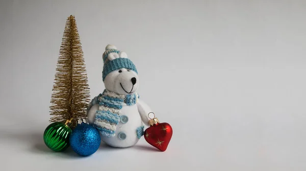 Weihnachtskomposition Aus Teddybär Und Christbaumschmuck — Stockfoto