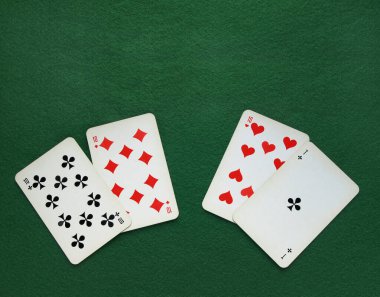 Oyun kartlarıyla Noel kompozisyonu