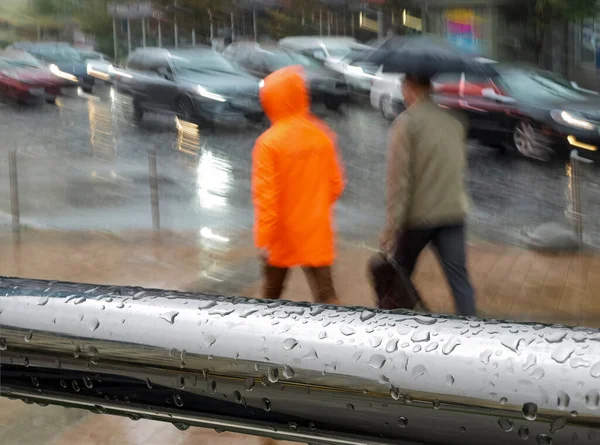 人们在雨中沿街走着 — 图库照片