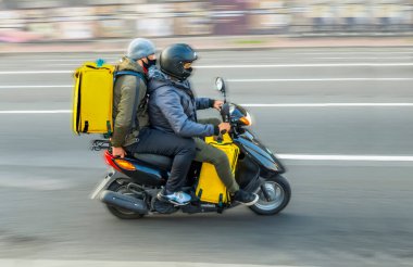 Görüntü, kuryeler mal teslimatı için emirleri yerine getirirler.