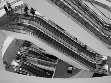 Bir alışveriş merkezinde birkaç yürüyen merdiven.