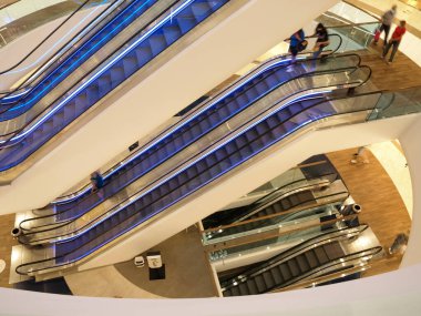 Bir alışveriş merkezinde birkaç yürüyen merdiven.